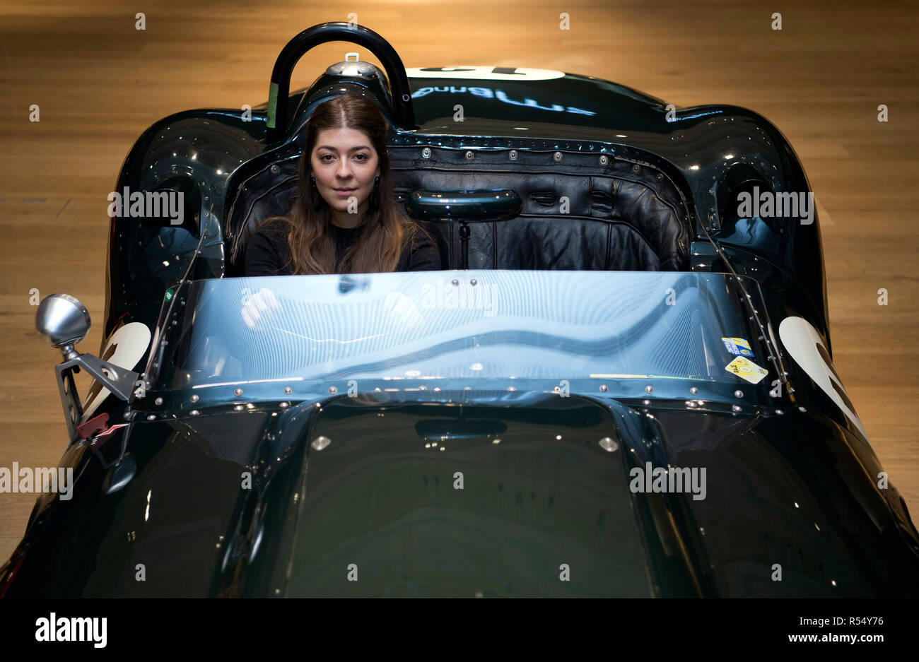 Maison de vente aux enchères sous Becky se trouve dans un Lister-Jaquar 1959 'dite nodulaire', pendant une photo appel à 20 m£ supercars avant qu'ils soient mis aux enchères, à Bonhams à New Bond Street, Londres. Banque D'Images