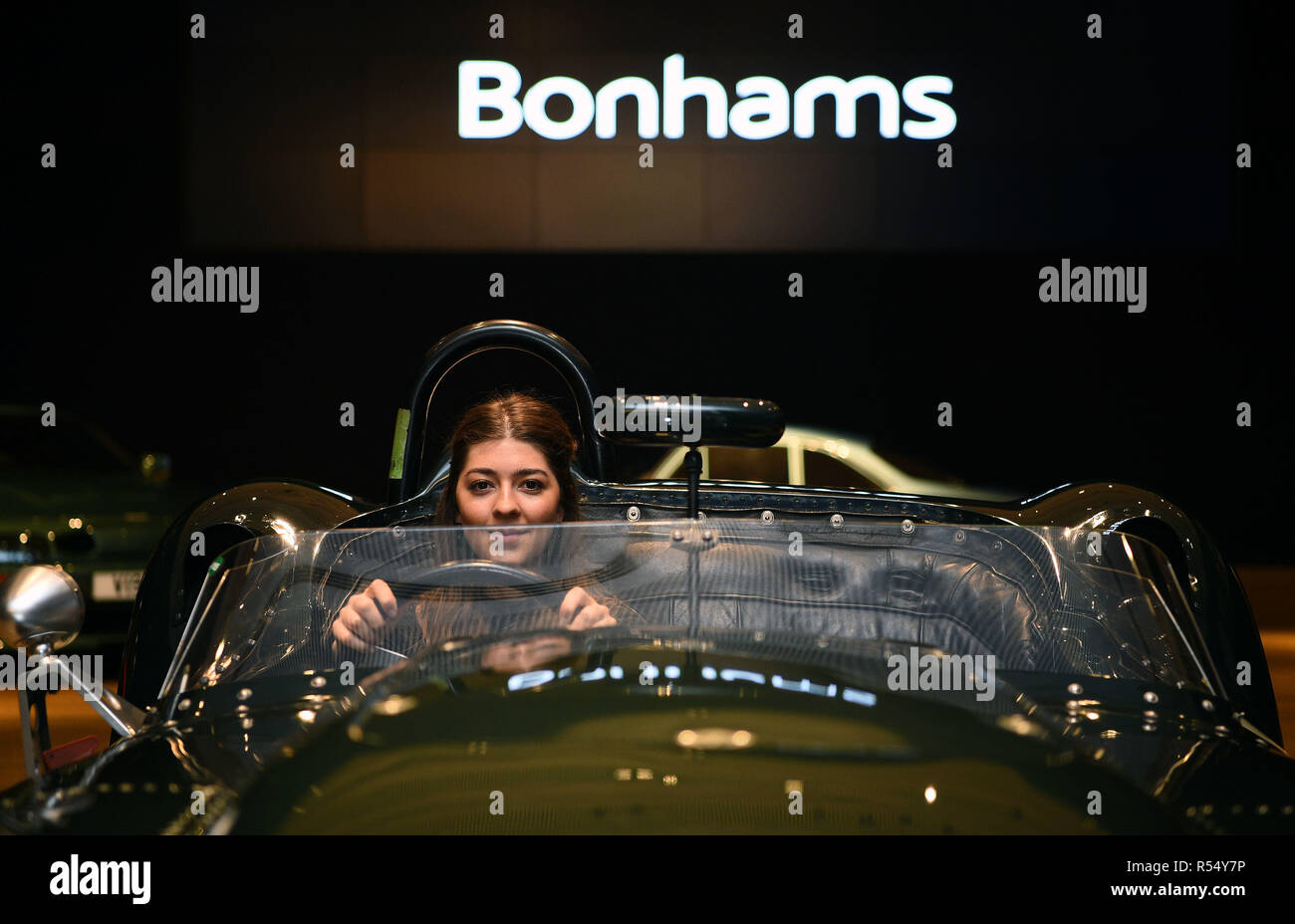 Maison de vente aux enchères sous Becky se trouve dans un Lister-Jaquar 1959 'dite nodulaire', pendant une photo appel à 20 m£ supercars avant qu'ils soient mis aux enchères, à Bonhams à New Bond Street, Londres. Banque D'Images