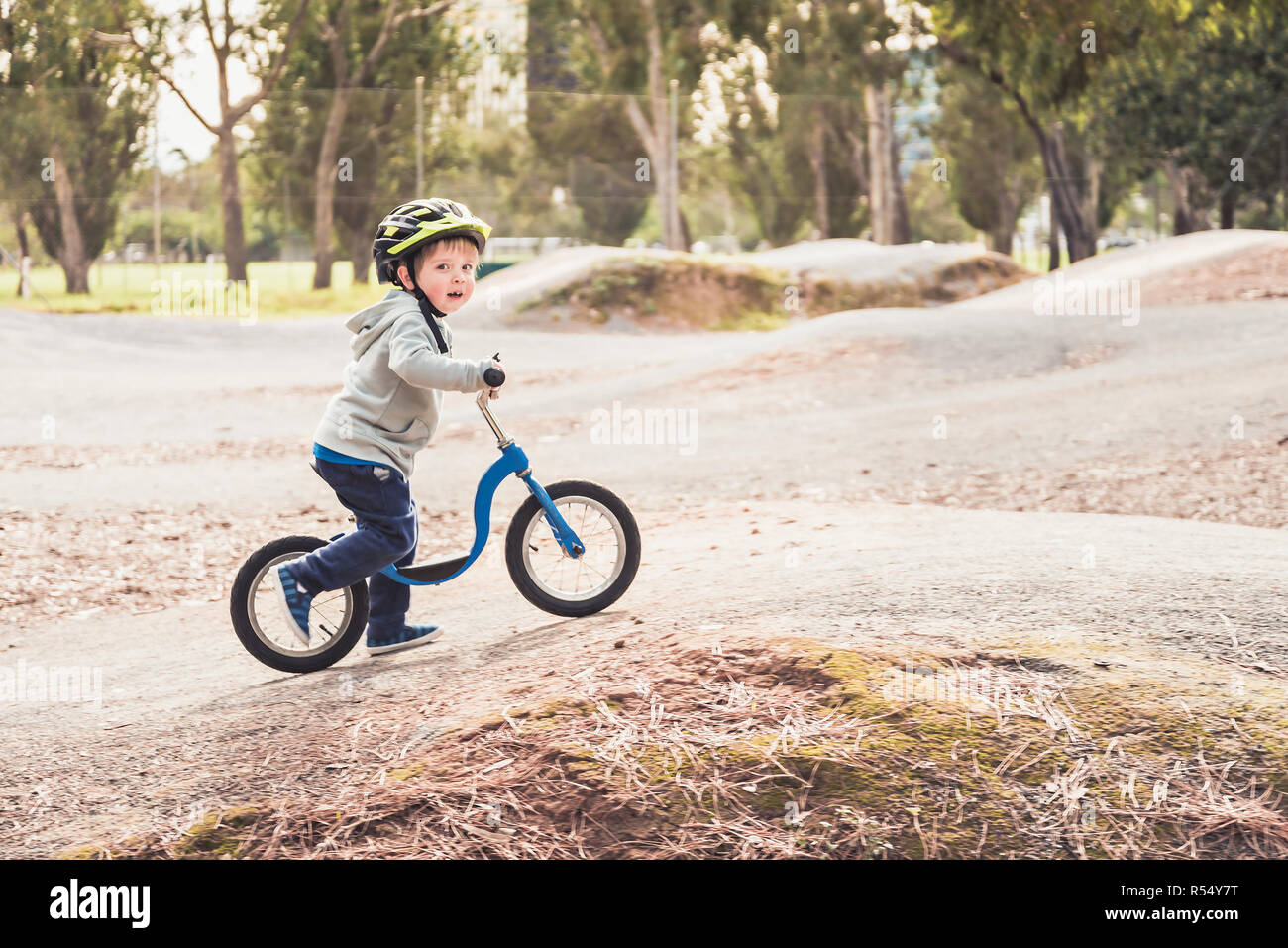 Australian kid équitation son équilibre à vélo dans le parc, l'Australie du Sud Banque D'Images