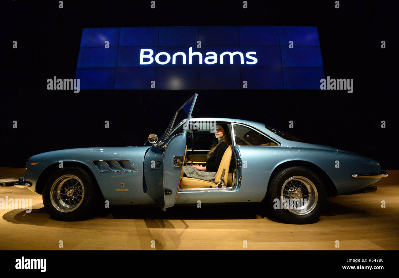 Becky, assistant de vente aux enchères, est assis dans une Ferrari 500 Superfast Series II coupé 1966, lors d'un appel photo pour 20 millions de supervoitures avant qu'elles ne soient offertes aux enchères, à Bonhams dans New Bond Street, Londres. Banque D'Images