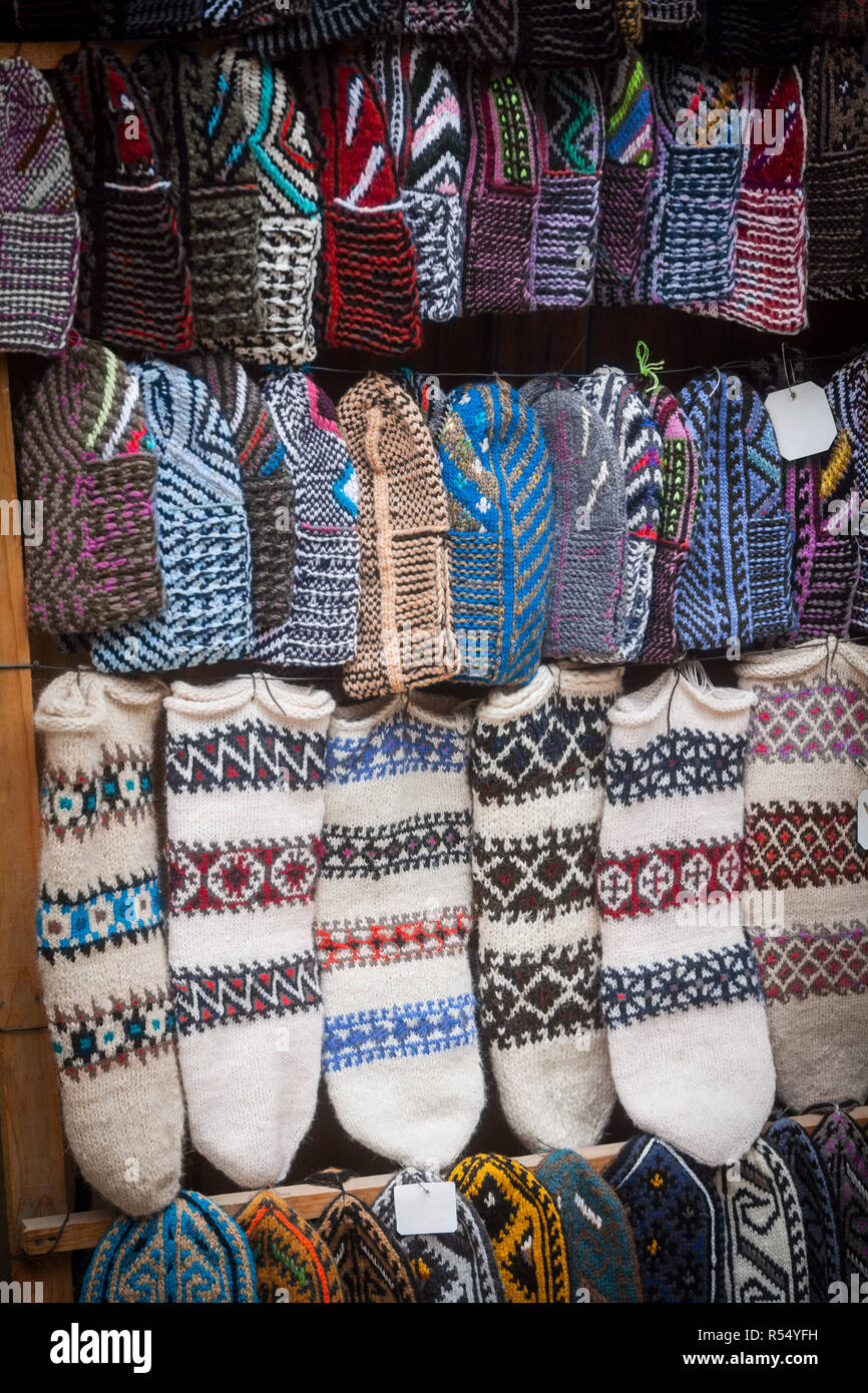 Image en couleur d'un grand nombre de chaussettes fait main, à l'affiche en Turquie. Banque D'Images