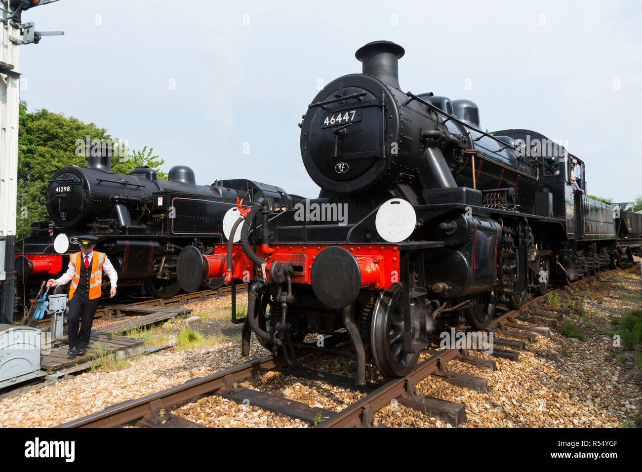 Deux moteurs à vapeur historique ensemble ; L À R 41298 et 46447 numéro de train, s'exécutant sur l'île de Wight steam railway line vu à Havenstreet Route principale, Haven Street Station, Ryde, île de Wight. UK. (98) Banque D'Images