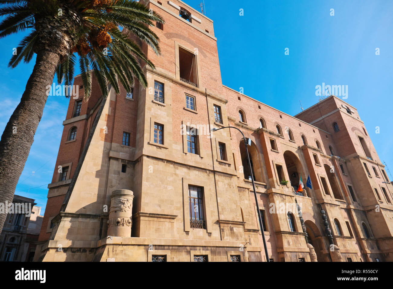 Bâtiment de prestige avec palm arbre de la ville de Taranto,sous le soleil de matin. Banque D'Images