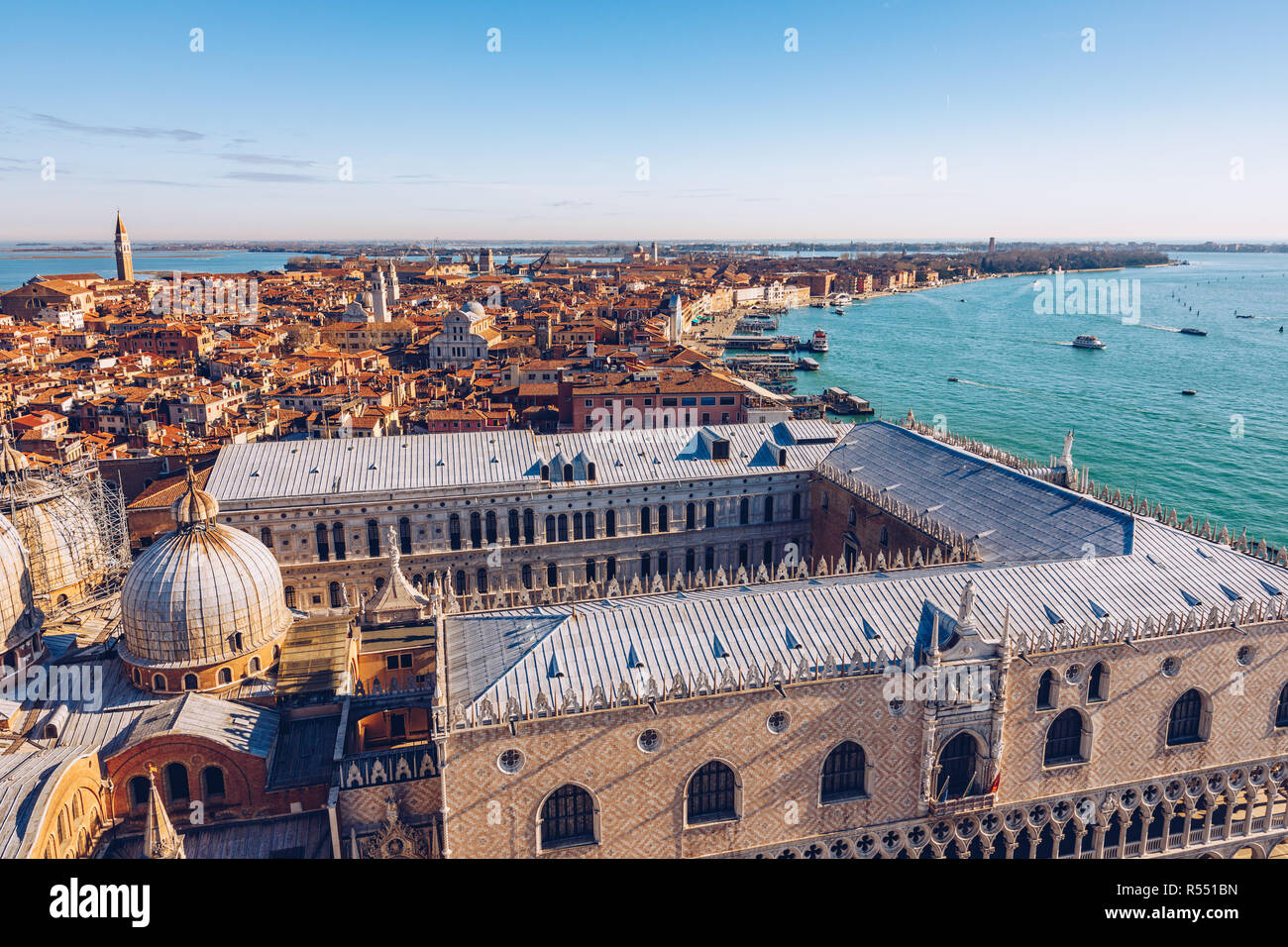 Vue aérienne vue panoramique de Venise avec des toits rouges, Veneto, Italie. Vue aérienne de la ville de Venise, Italie. Venise est une destination touristique populaire de l'Europe. Banque D'Images