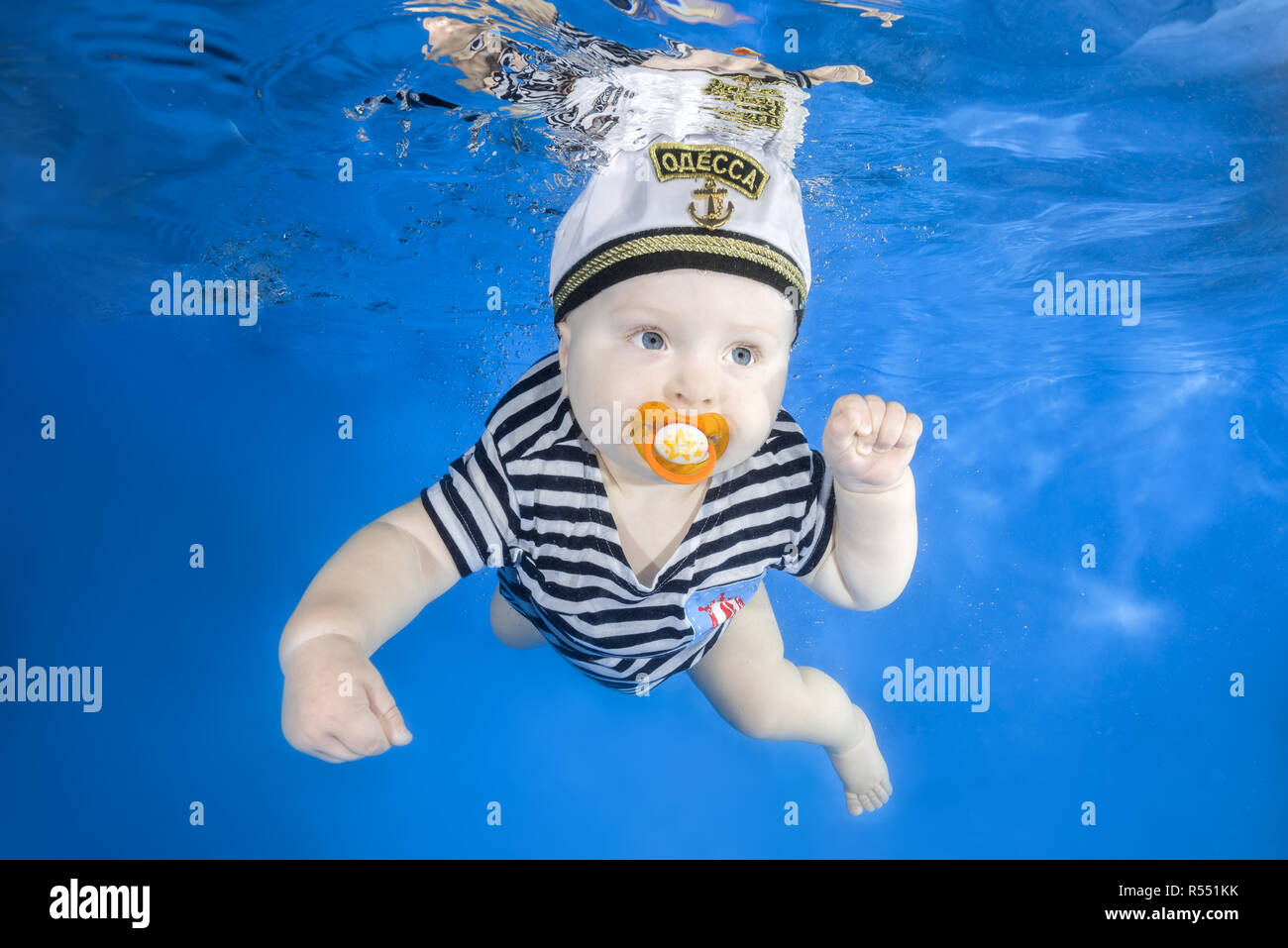 Petit Garcon Avec Tetine De Bebe Dans Un Costume De Marin Nage Sous L Eau Sur Un Fond De L Eau Bleu Vie Familiale Saine Et L Activite De Sports D Eau Enfants Photo Stock