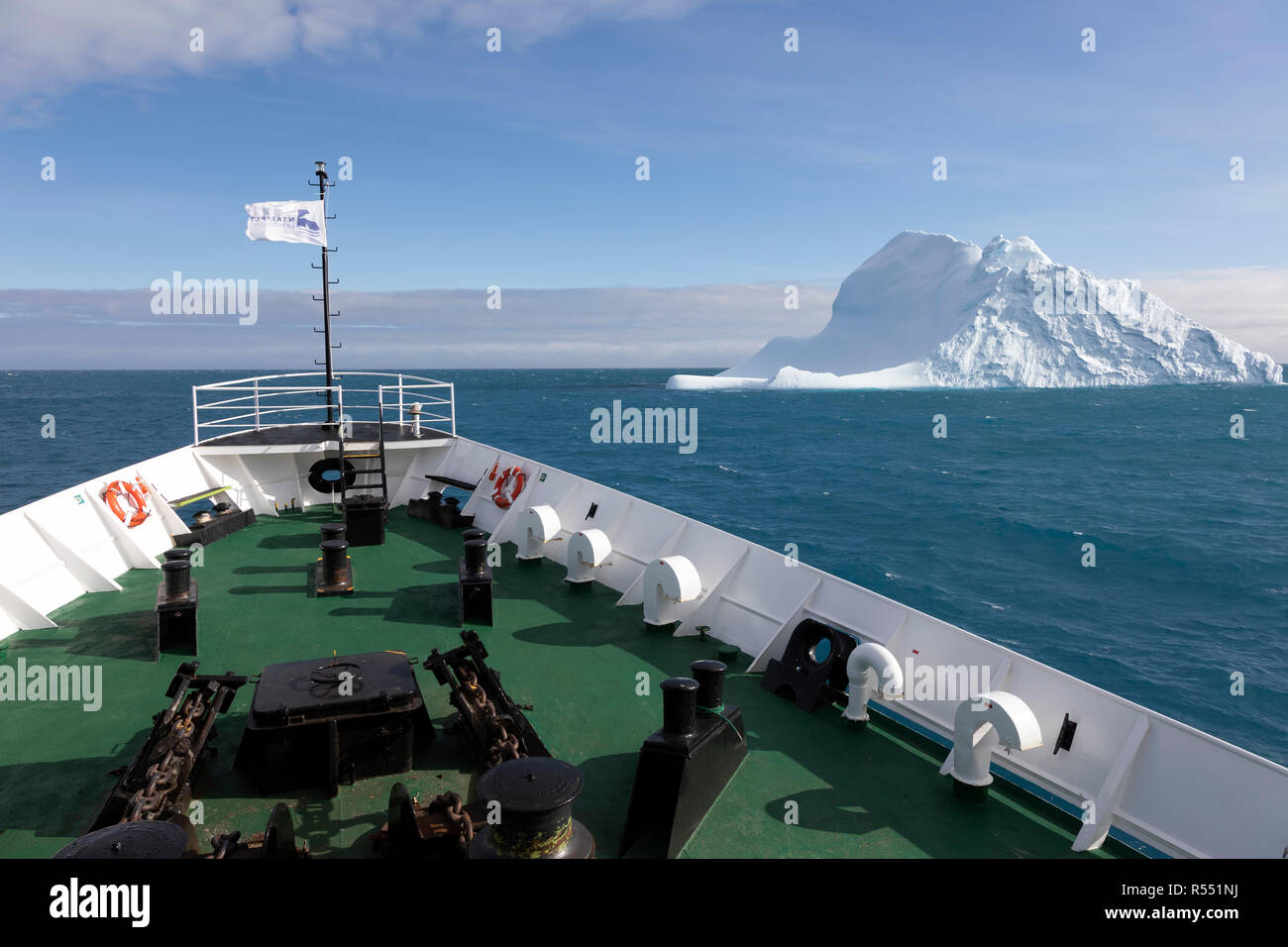 Expédier l'arc avec un iceberg près de la Géorgie du Sud dans l'Antarctique Banque D'Images