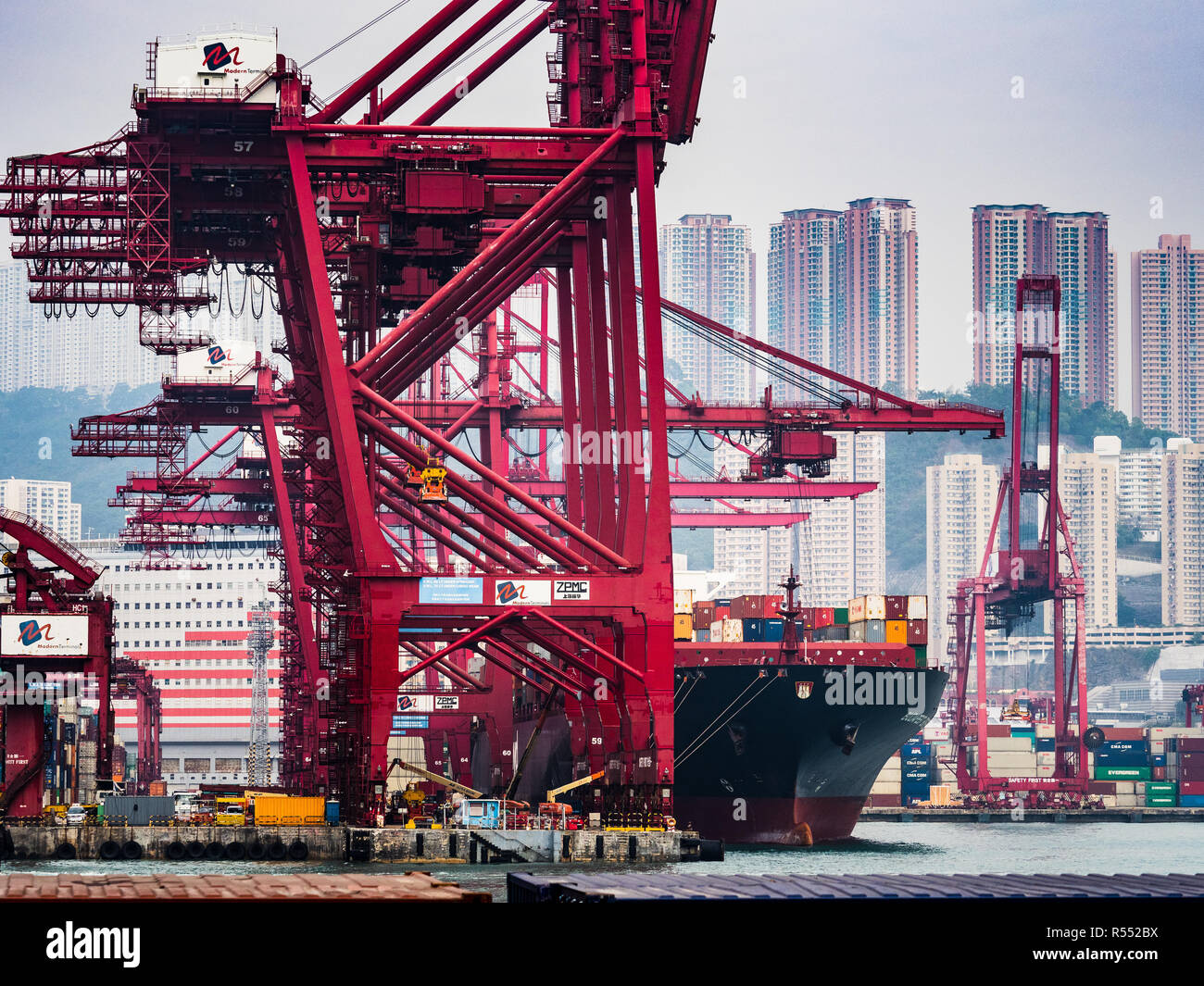 Port à conteneurs de Hong Kong - des conteneurs de transport d'être chargés et déchargés par les navires à Hong Kong, Chine Banque D'Images