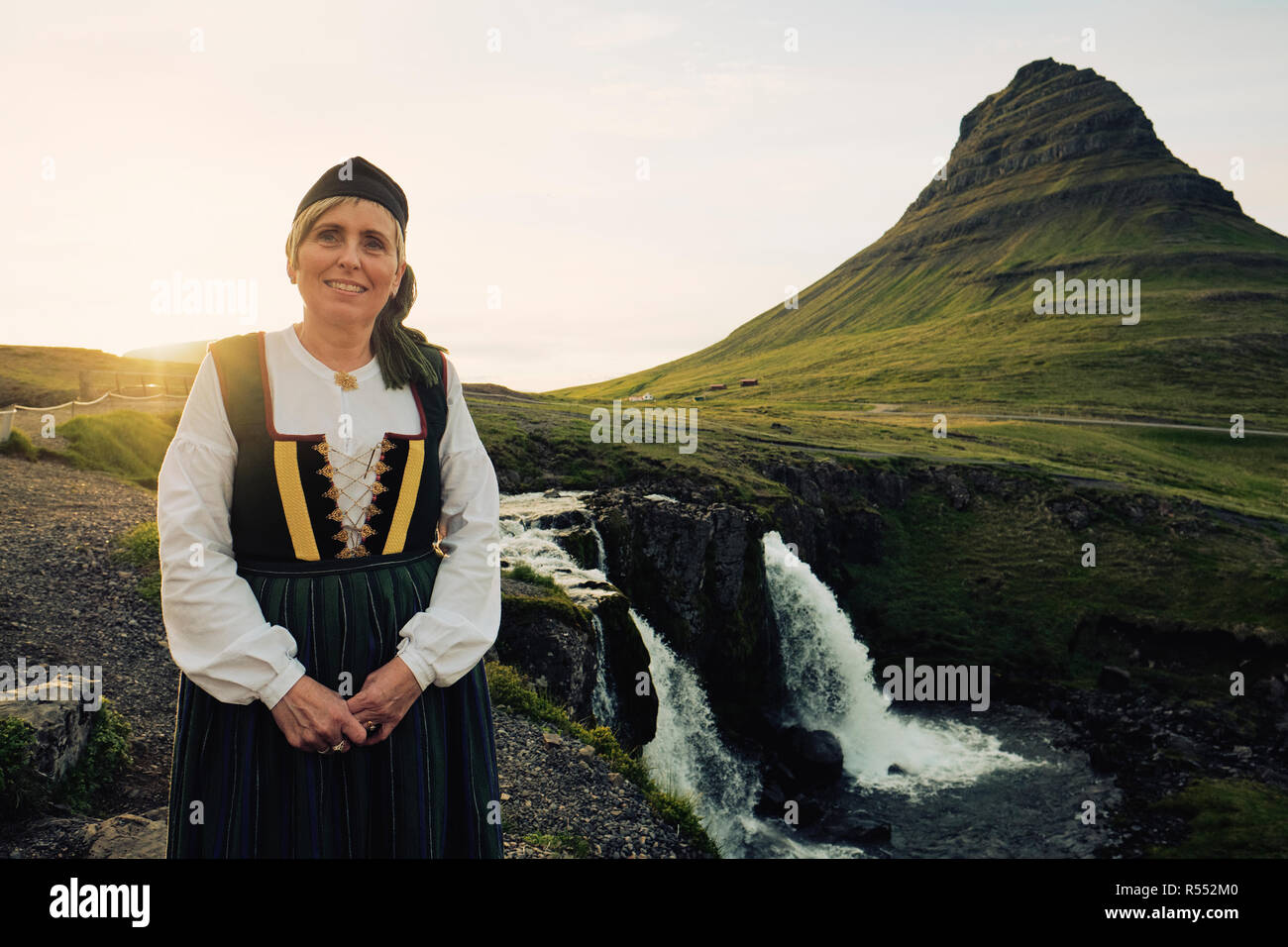 Une femme portant islandais Upphlutur costume national traditionnel au Mont Kirkjufell & Kirkjufellsfoss à Grundarfjörður - Snaefellsnes Islande Europe Banque D'Images