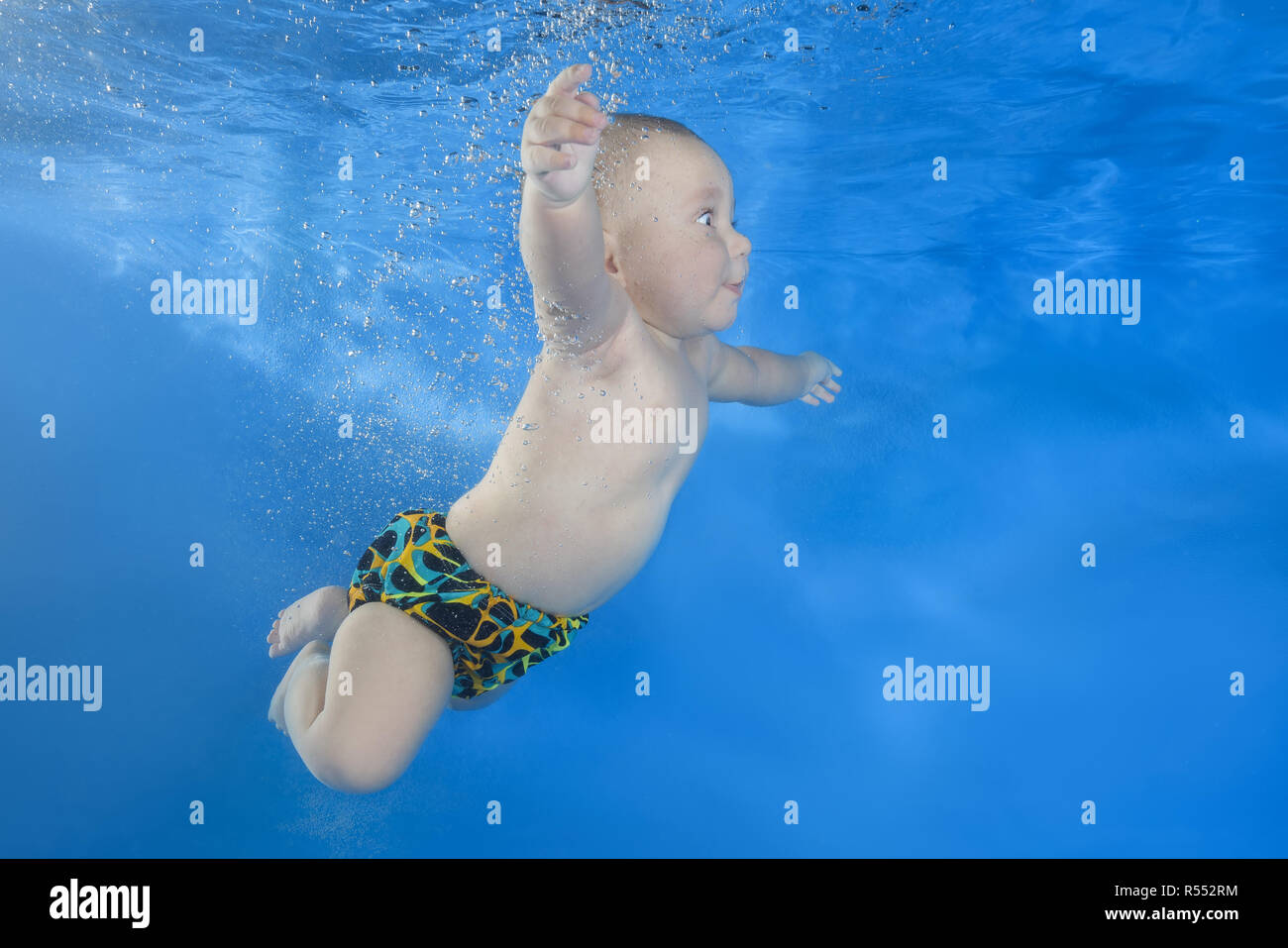 Petit Bebe Apprend A Nager Sous L Eau Bebes Nageurs Sous L Eau Dans La Piscine Sur Un Fond De L Eau Bleu Vie Familiale Saine Et Les Enfants S Eau Photo Stock Alamy