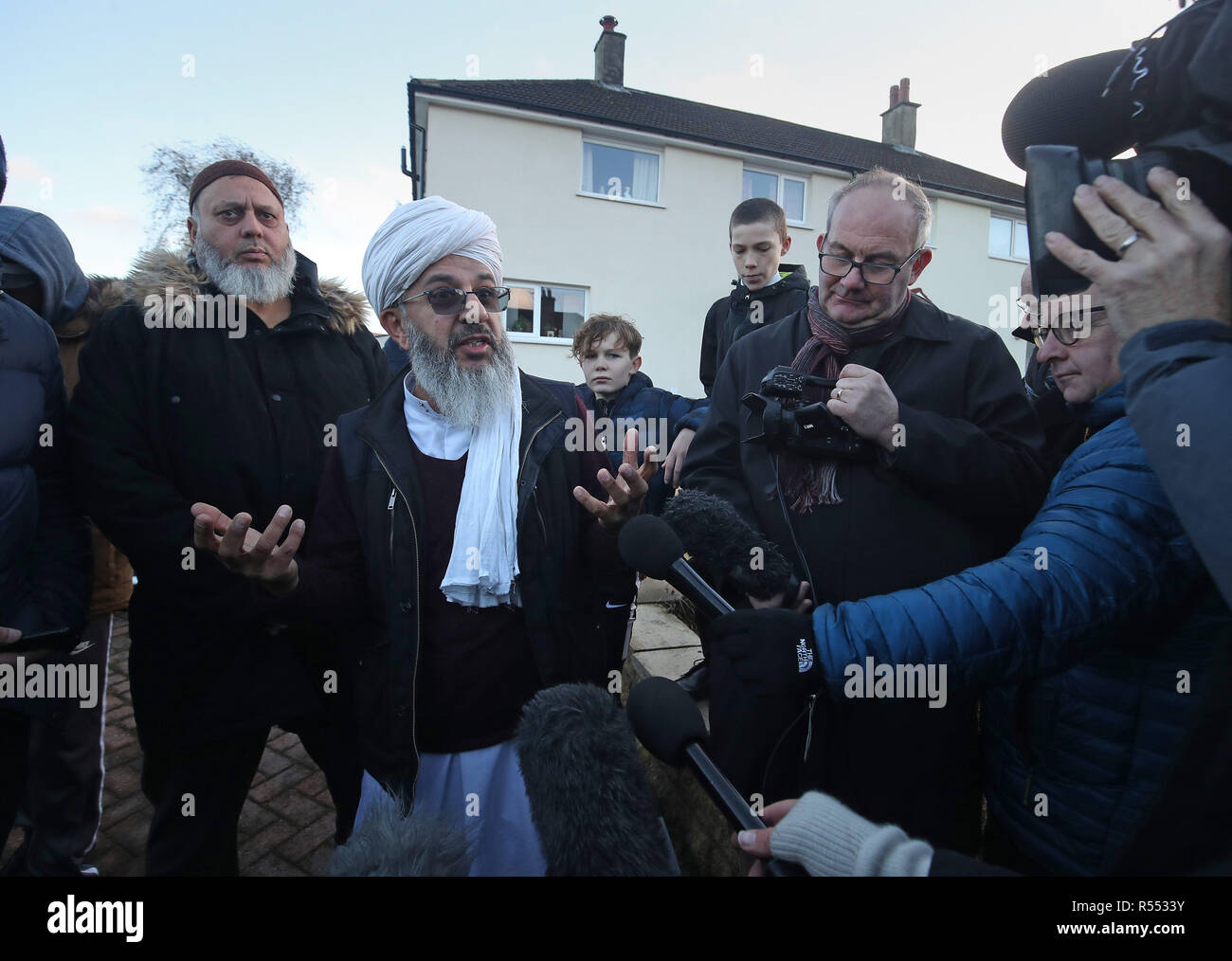 L'Imam Mohammed Amin Pandor parler aux médias lors d'une manifestation pacifique à l'extérieur Almondbury Community School, à Huddersfield après séquences ont été partagées sur les médias sociaux d'un jeune de 15 ans réfugiée syrienne d'être attaqué à l'école. Banque D'Images