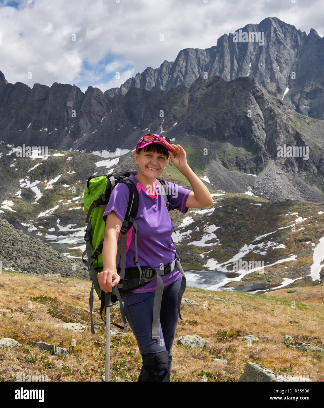 Smiling randonneur avec un sac à dos sur fond de montagne toundra sibérienne. Orient Sayan. La Russie Banque D'Images