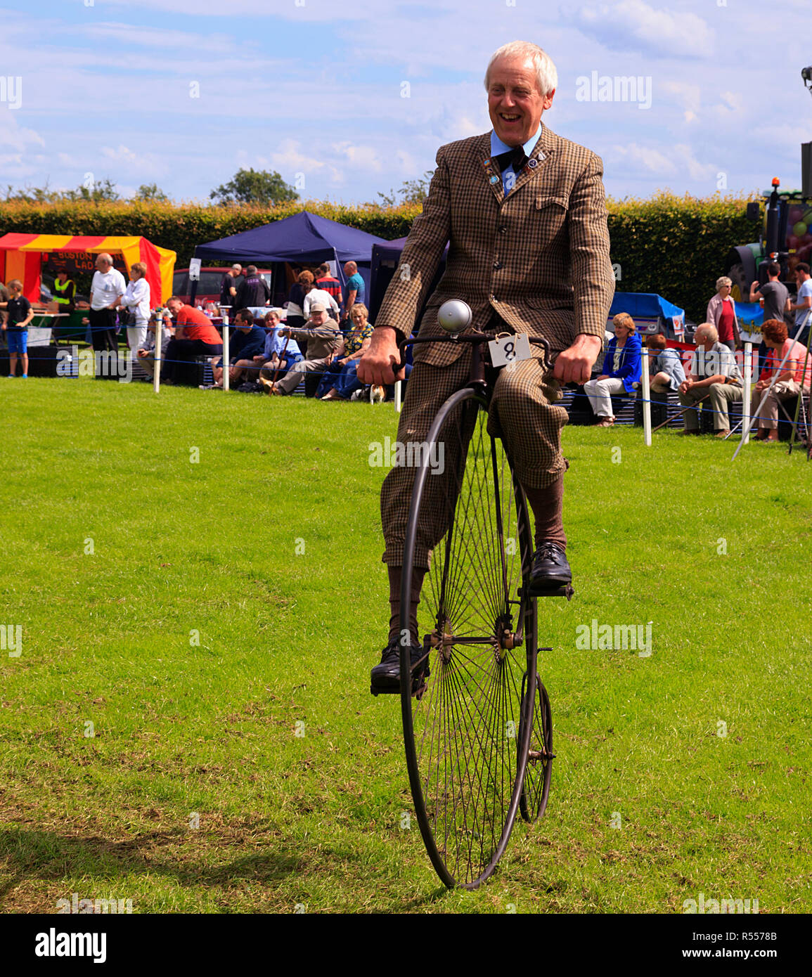 Pédale Vintage Bikes avec cavaliers en costume à la dompter Country Show Boston Lincolnshire Banque D'Images