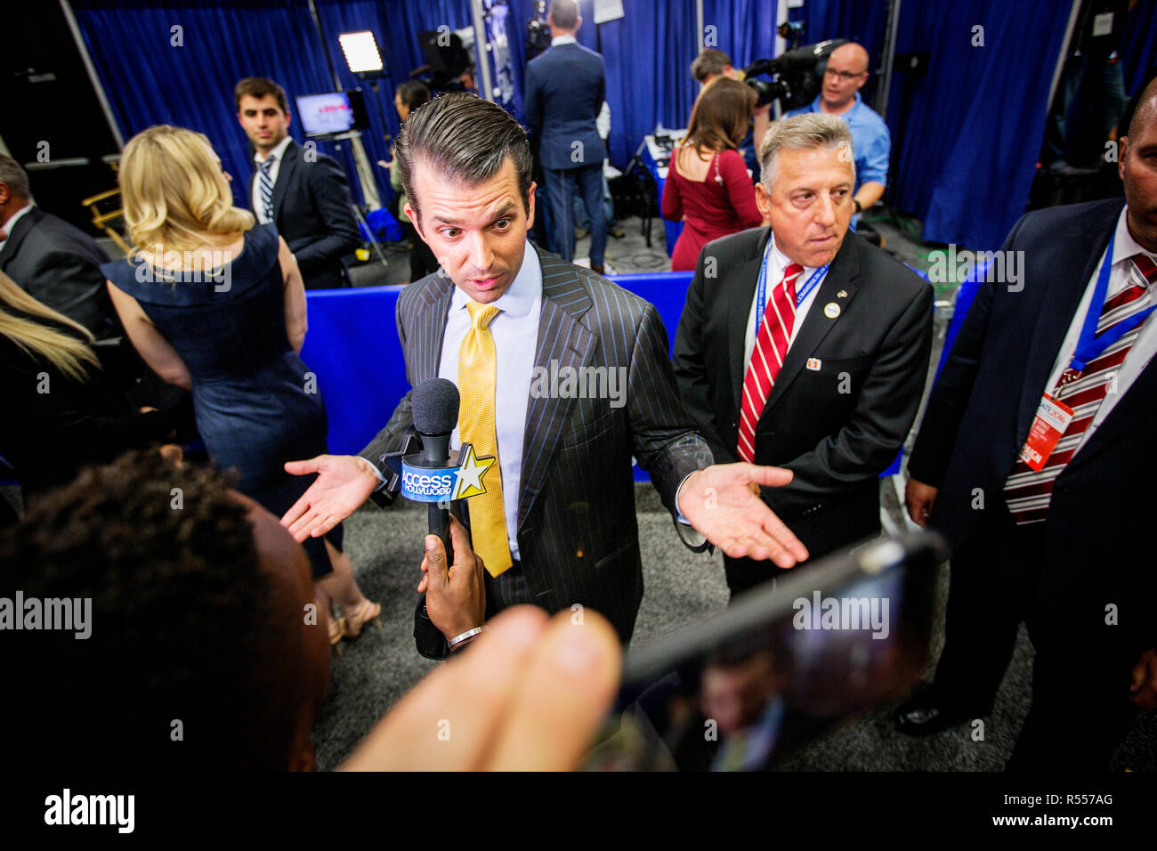 Donald Trump Jr., fils du candidat républicain, parle aux médias après le débat. Le Democrate et les candidats républicains à la présidence des États-Unis, Hillary Rodham Clinton et Donald John Trump, se sont réunis le 26 septembre pour le premier chef à diriger le débat présidentiel à l'université Hofstra de long Island. Banque D'Images