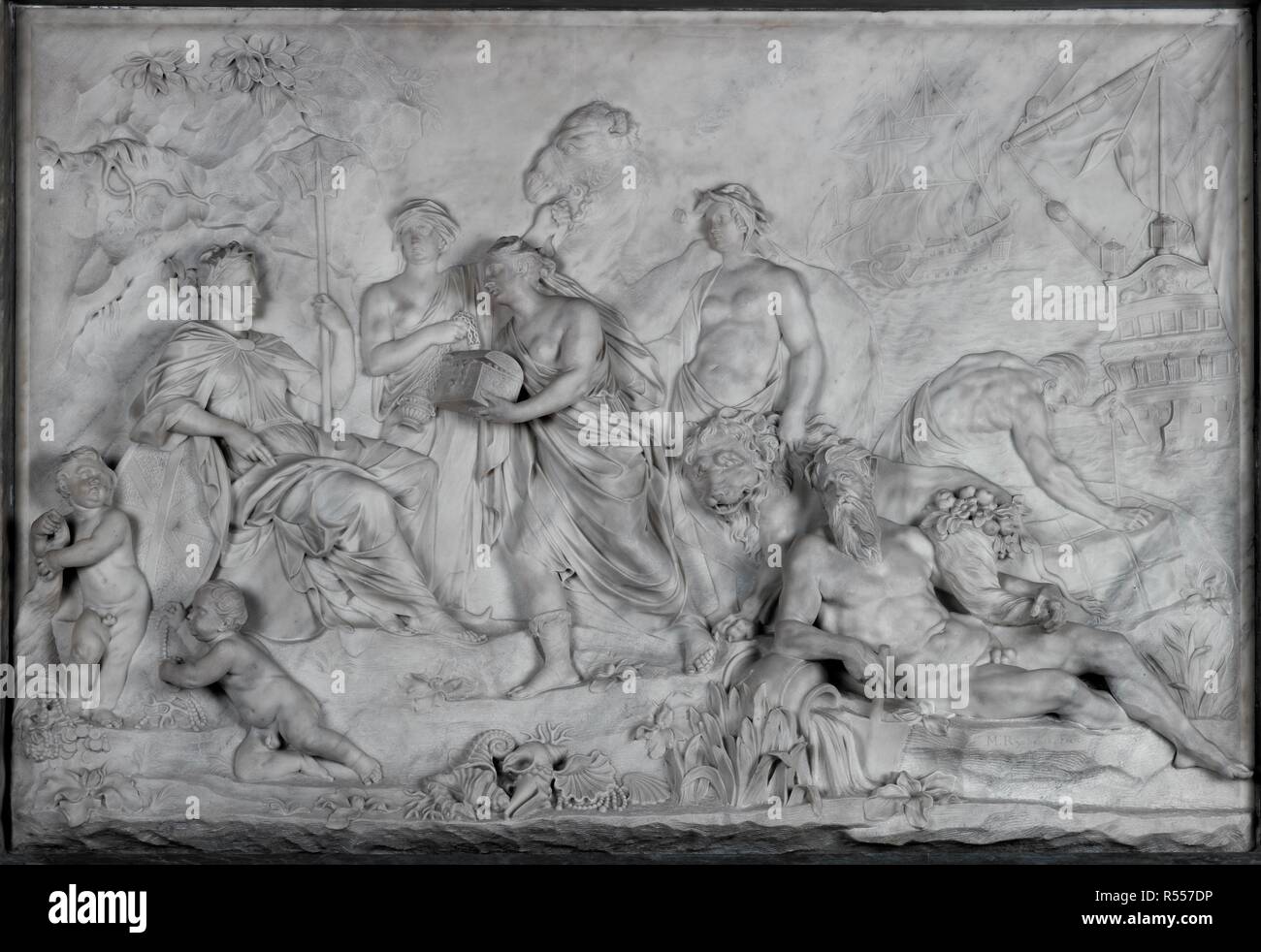 Britannia étant présenté avec les richesses de l'Est. Groupe symbolique illustrant la richesse commerciale de la Grande-Bretagne. Commandé par l'East India Company en 1728 pour la salle d'audience d'East India House. Groupe symbolique illustrant la richesse commerciale de la Grande-Bretagne, 1729-30. Britannia, assis sur un globe sous un rocher en bordure de mer est à côté de l'orient. Sa main droite s'appuie sur un bouclier de l'Union européenne et sa gauche tient un trident. Elle porte une couronne navale. Avant sa position à trois personnages féminins ; en Inde offrant un cercueil, de l'Asie à la tête d'un chameau et de l'Afrique un lion. Sur la gauche deux putti versez trea Banque D'Images