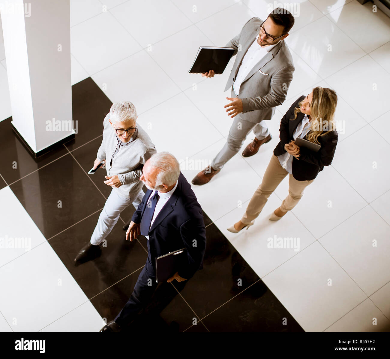 Vue d'angle supérieur à l'équipe d'affaires collègue à Hall in office building Banque D'Images