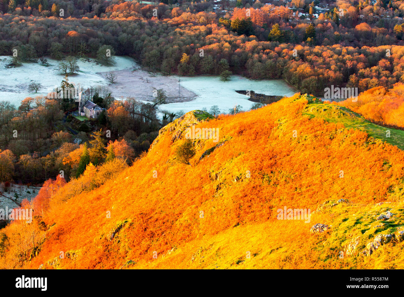 L'aube de Todd Crag, Loughrigg Ambleside ci-dessus, dans le Lake District, UK, à la recherche sur Brathay Église. Banque D'Images