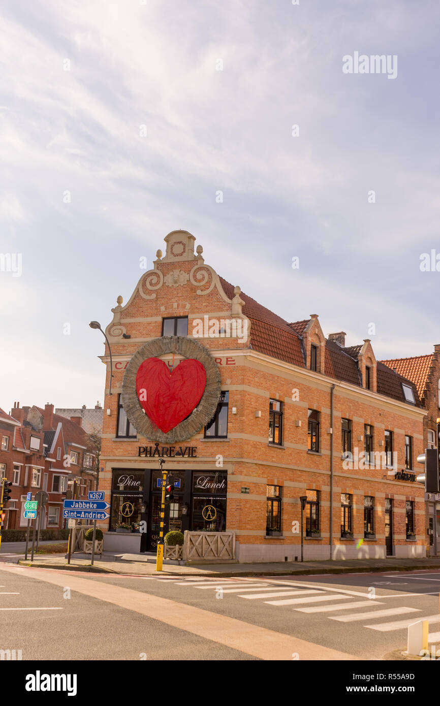 Bruges, Belgique - 17 Février 2018 : Big Red symbole coeur sur l'Apothicairerie à Bruges le 17 février célébration de la Saint-Valentin Banque D'Images