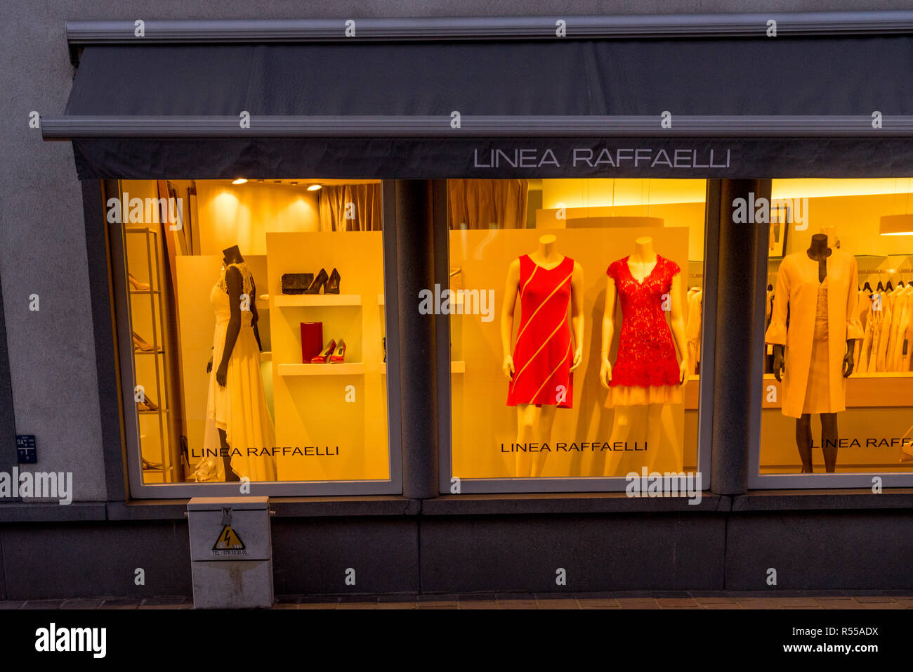Bruges, Belgique - 17 Février 2018 : Mannequin avec robe rouge à Linea Raffaelli shop à Bruges, Belgique Banque D'Images