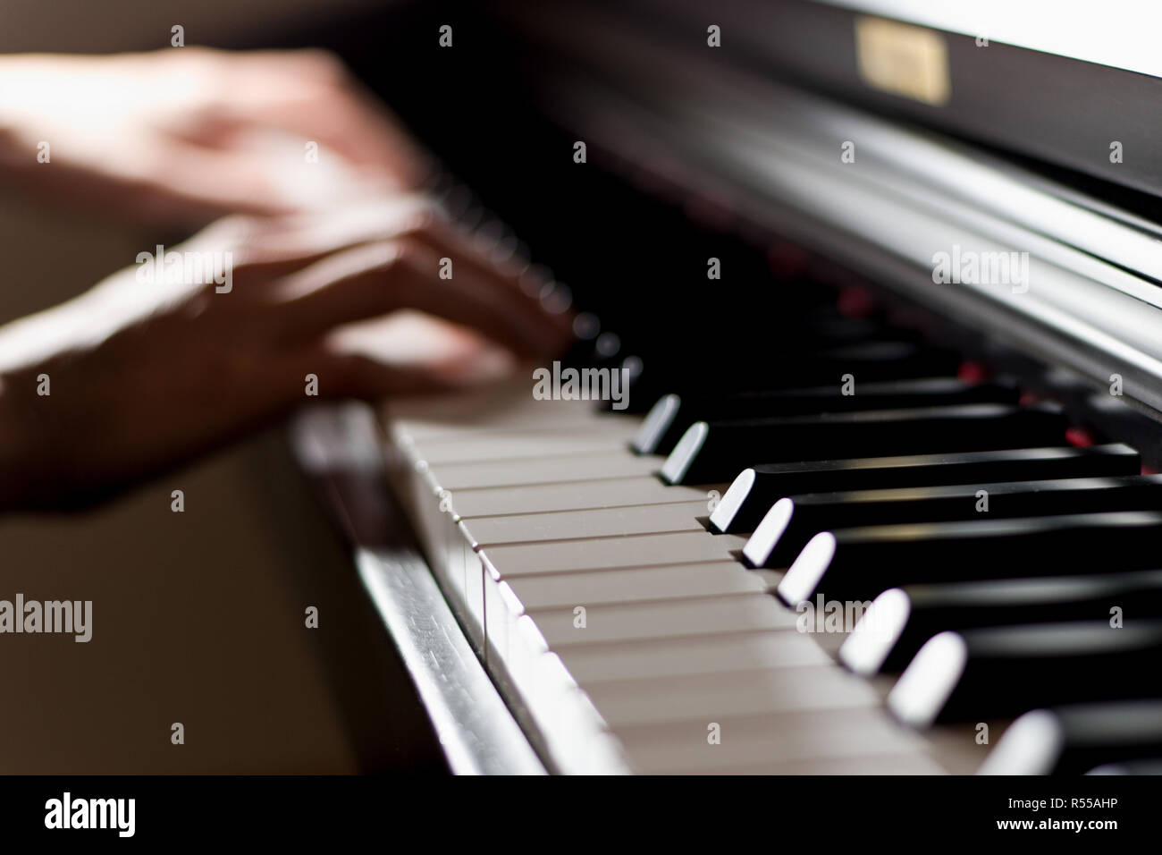 Brillant classique clavier de piano avec le pianiste dvd mains jouant en arrière-plan Banque D'Images