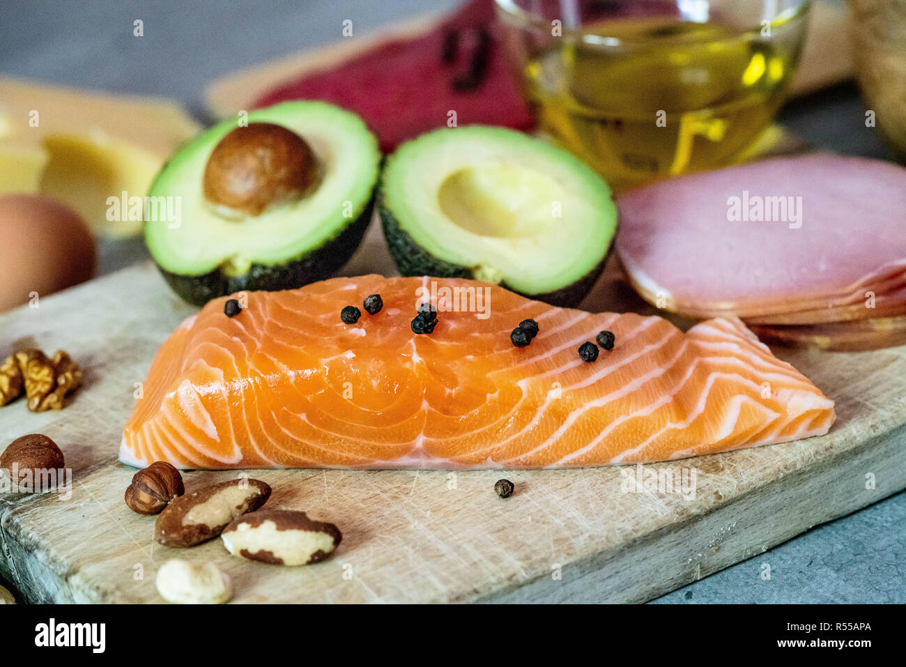 Illustration sur le régime cétogène (ou céto), régime à faible teneur en glucides, composée principalement d'aliments riches en matières grasses. Banque D'Images