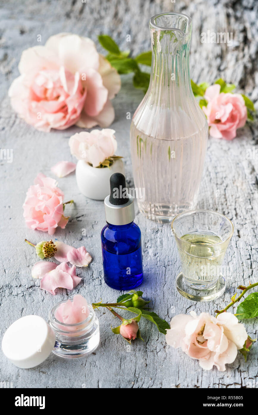 Les cosmétiques naturels avec rose. Banque D'Images