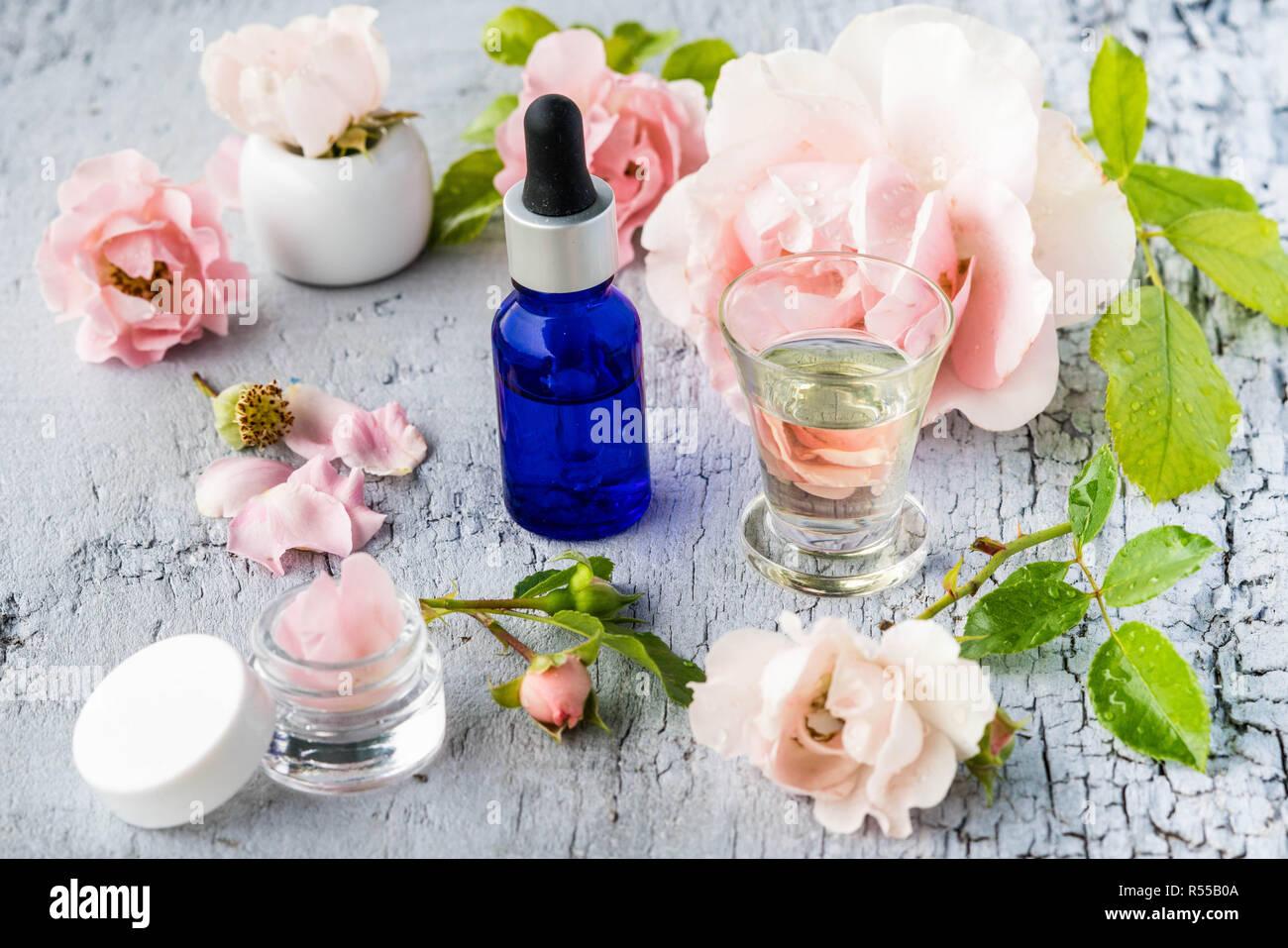 Les cosmétiques naturels avec rose. Banque D'Images