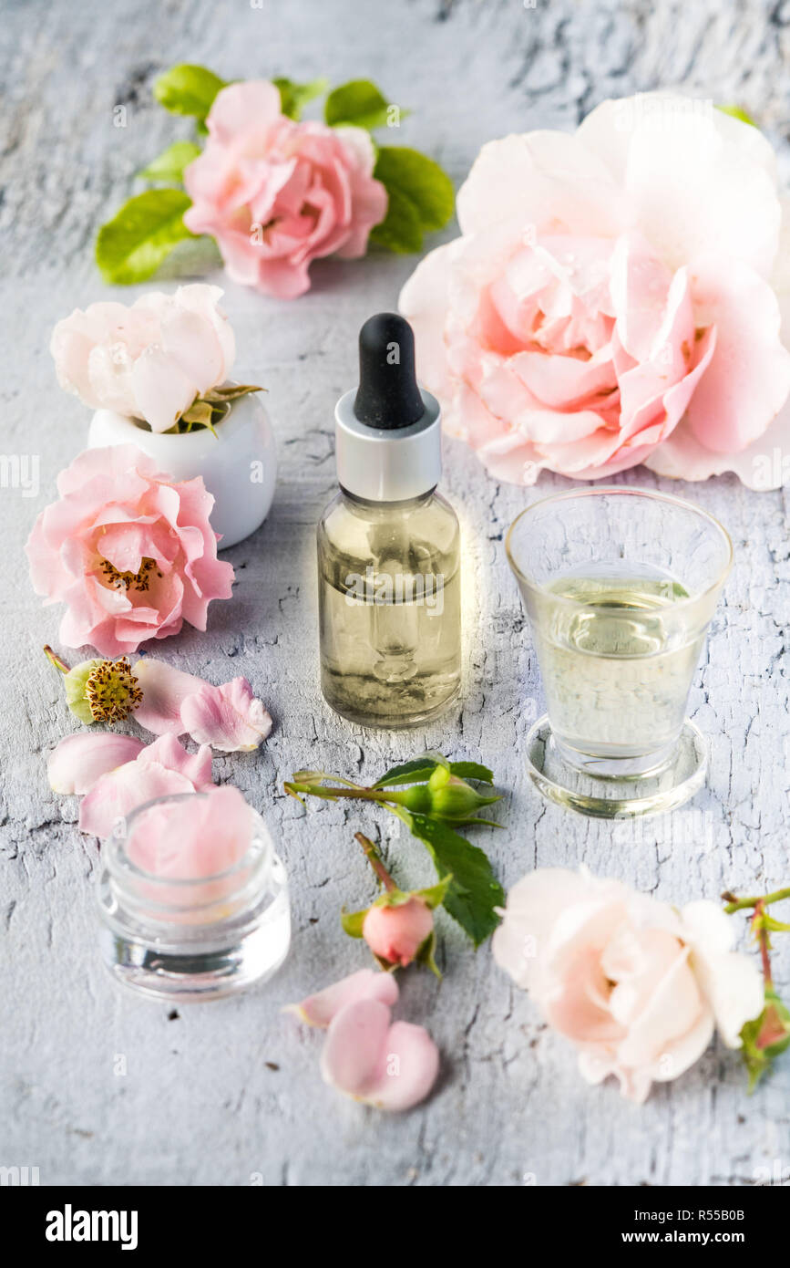 Les cosmétiques naturels avec rose. Banque D'Images