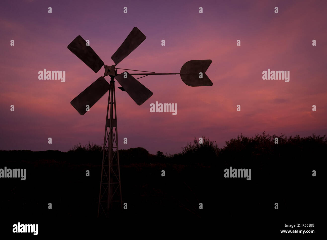 Silhouette d'un moulin de pompage ou de drainage contre un ciel violet près de Gouda, Hollande. Banque D'Images