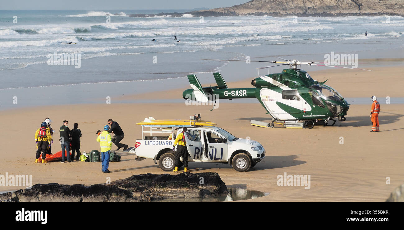 Reprise de la RNLI corps mort de Dylan à Henty Baie Fistral Newquay Cornwall UK Banque D'Images