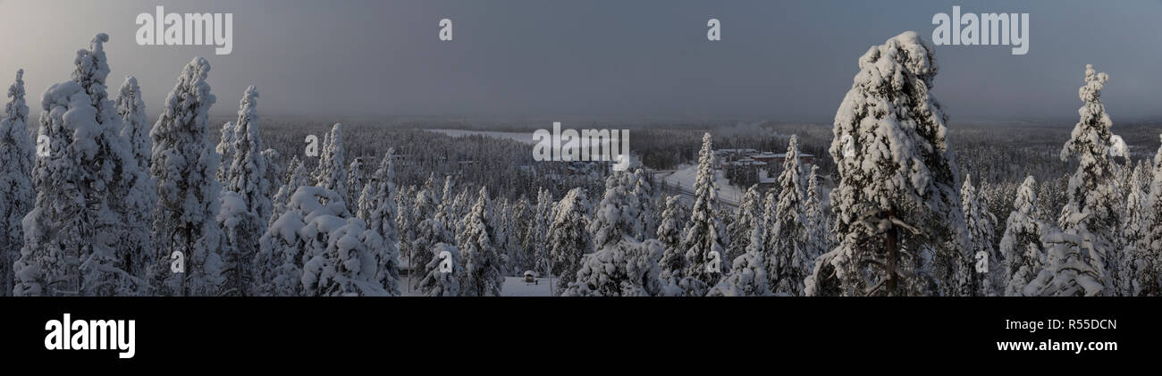 La brume l'andainage la vallée de Ruka dans son étreinte douce donne lentement comme les soleils glow se réchauffe à travers la brume. Banque D'Images