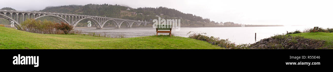 Rogue River Bridge comté de Curry Gold Beach Front Bench de l'Oregon Banque D'Images