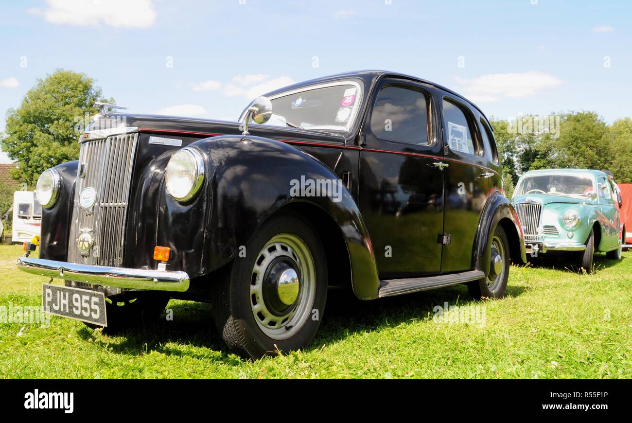 1953 Ford E493un préfet, avec 1952 Sunbeam-Talbot 90 en arrière-plan, à l'Epping Ongar de fer. Banque D'Images