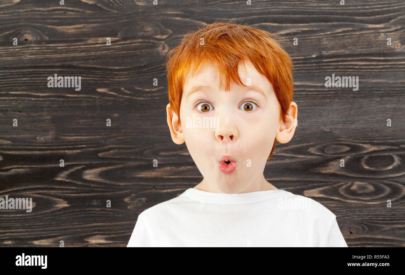 Portrait D Un Enfant Surpris Avec Des Cheveux Roux Des Taches De Rousseur Et Les Yeux Bruns Sur Un Fond Noir Photo Stock Alamy
