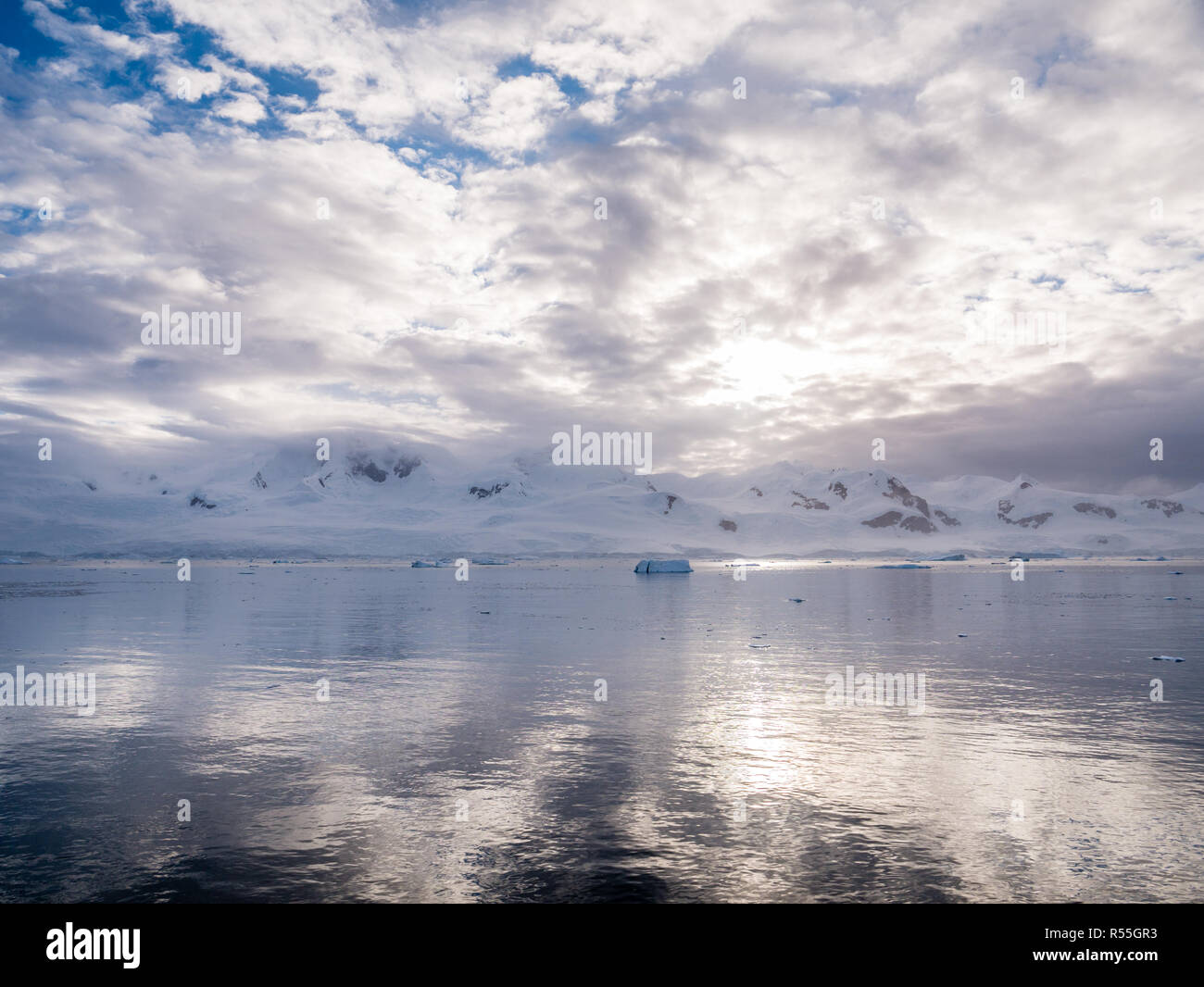 Une montagne de glace Almirante, fringe Andvord Bay, la péninsule Arctowski, continent de l'Antarctique Banque D'Images