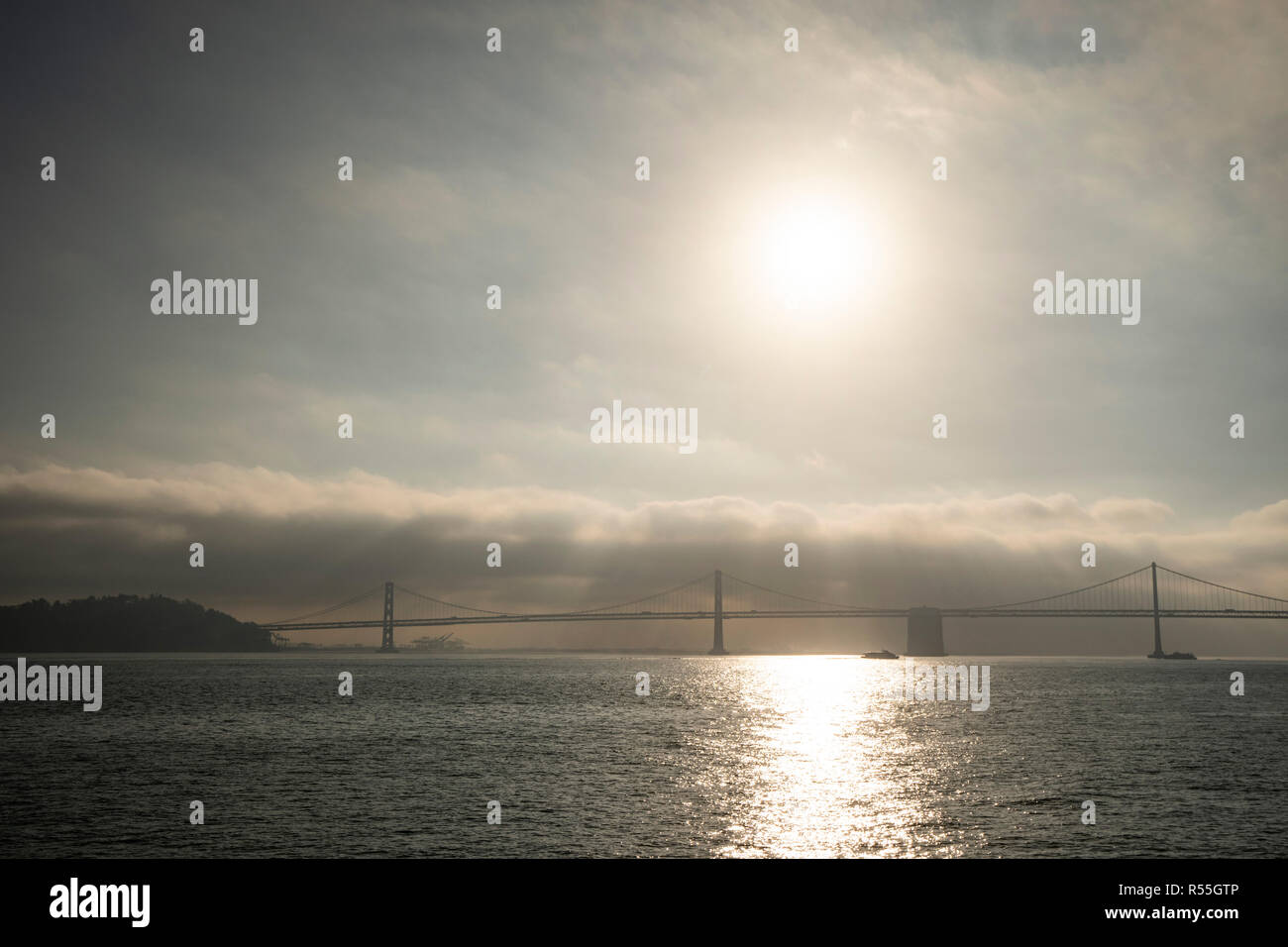 Classic vue panoramique de célèbre Oakland Bay Bridge illuminée en beau lever de soleil en automne, California, USA Banque D'Images