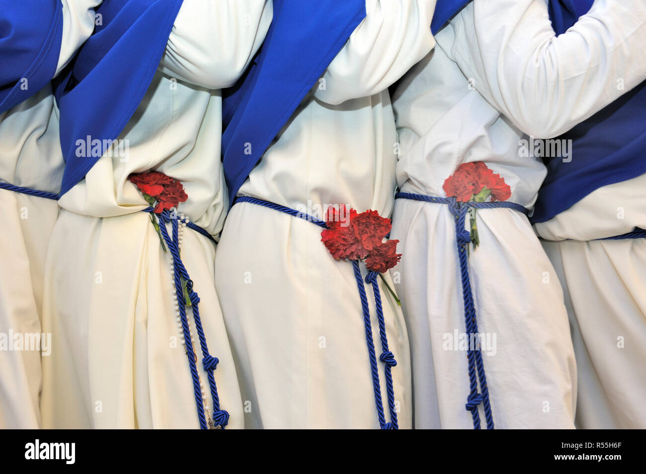 L'Costalero du Paso (immense flottement élaborée faite pour les processions religieuses) à la procession chrétienne de la Semana Santa (Semaine Sainte) Banque D'Images