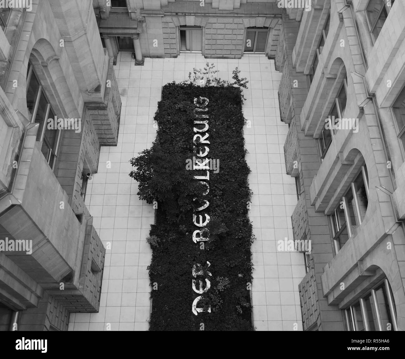 Regarder sur Hans Haacke, Der Bevölkerung art project à l'air libre cour intérieure de l'édifice du parlement du Reichstag à Berlin, Allemagne Banque D'Images