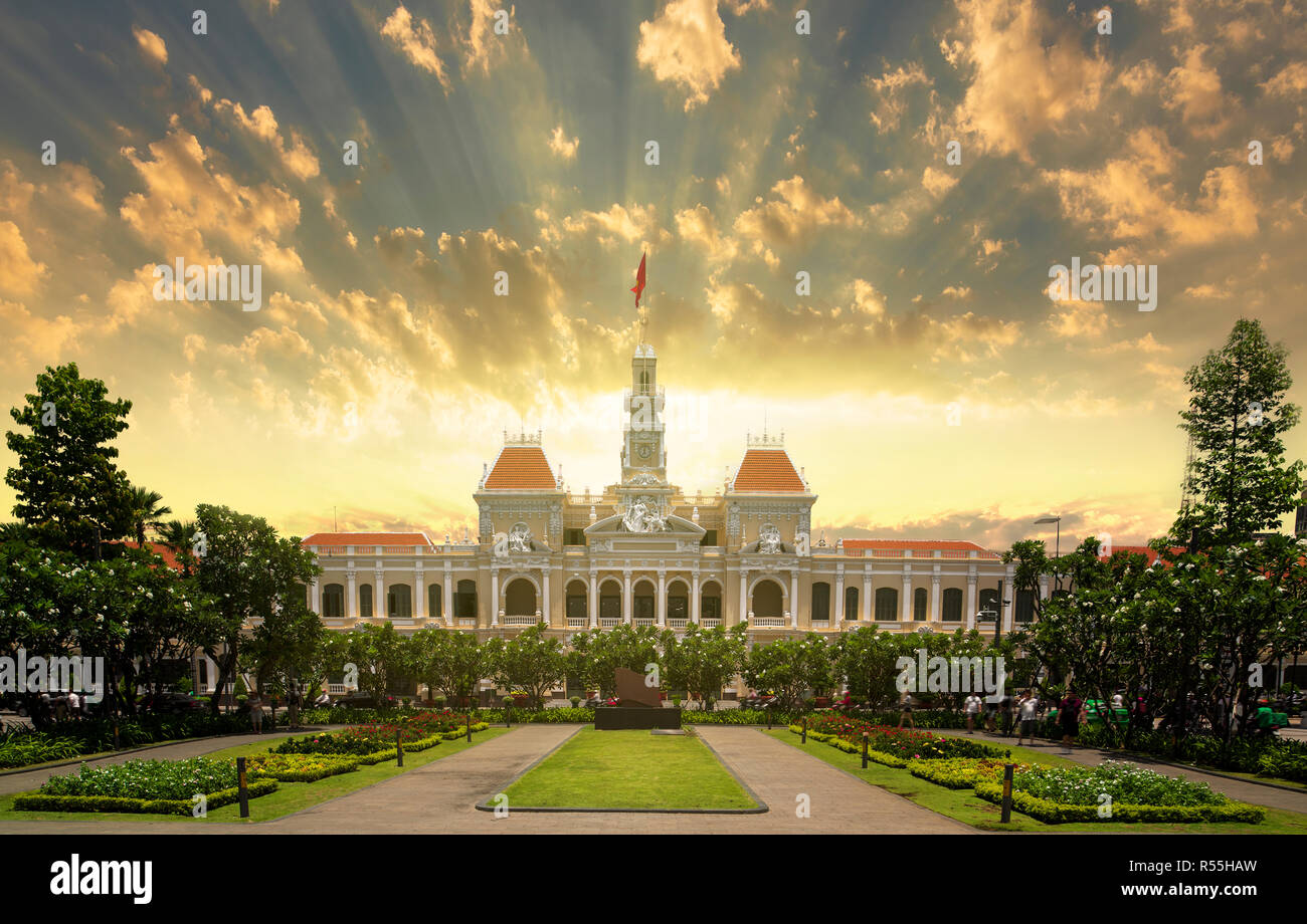 Lever du soleil à Ho Chi Minh et bâtiment du Comité populaire de Ho Chi Minh Ville, Vietnam. Banque D'Images