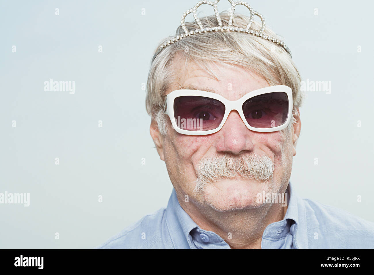 Hauts homme portant une tiare et lunettes Banque D'Images