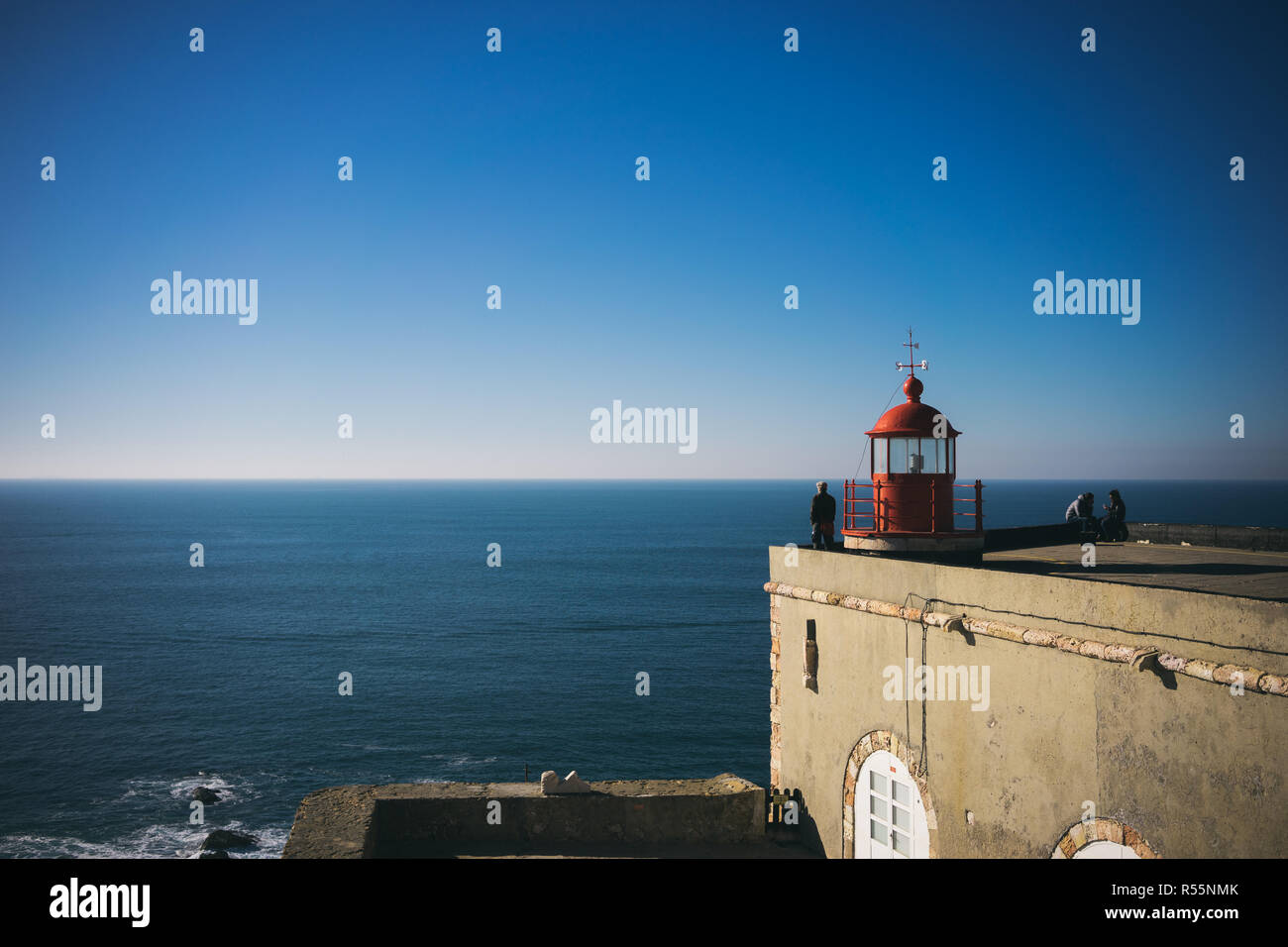Le phare surplombant la plage de Praia do Norte, à Albufeira, Portugal sur une journée calme. Banque D'Images