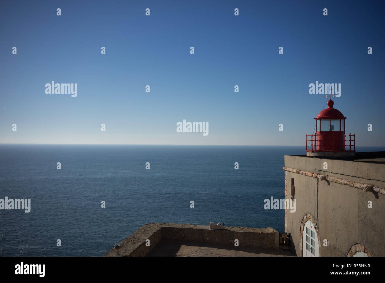 Le phare surplombant la plage de Praia do Norte, à Albufeira, Portugal sur une journée calme. Banque D'Images