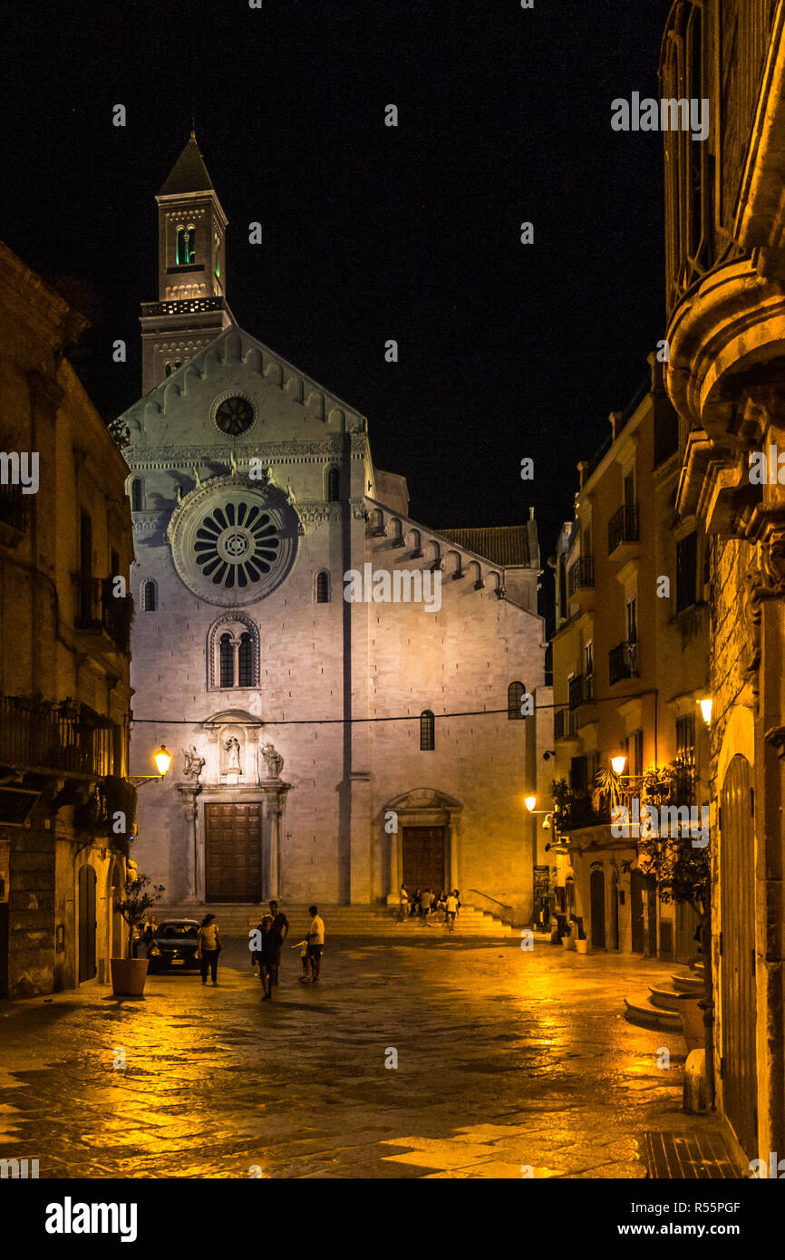 Vue nocturne de la cathédrale de Bari dédiée à Saint Sabinus. Est un exemple important de l'architecture romane des Pouilles, Pouilles, Italie Banque D'Images
