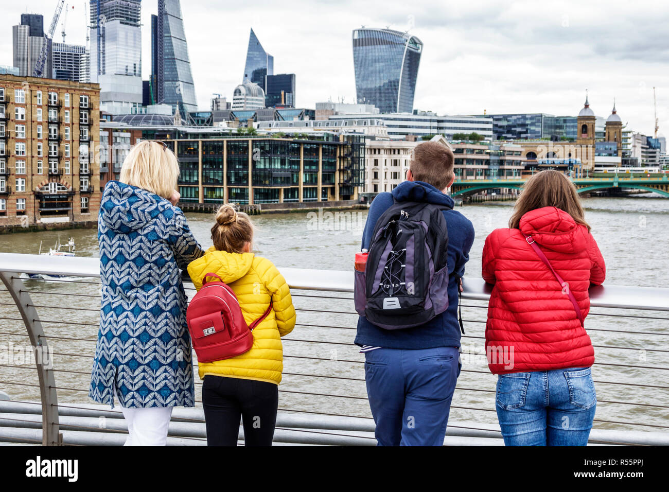 Londres Angleterre,Royaume-Uni,Royaume-Uni Grande-Bretagne,Millennium Bridge,suspension d'acier,traversée de la Tamise ville d'eau horizon paysage urbain,main métallique,adu Banque D'Images