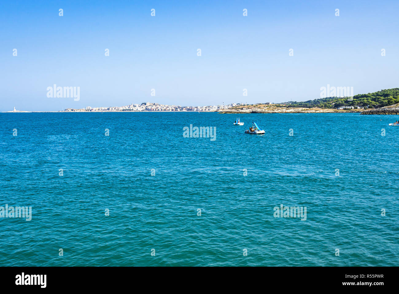 L'été avec le paysage marin ville de Vieste au premier plan, la péninsule du Gargano, Pouilles, Italie Banque D'Images