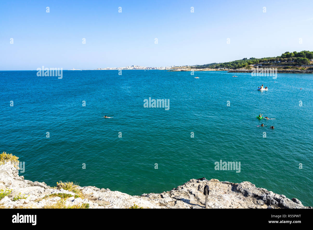 L'été avec le paysage marin ville de Vieste au premier plan, la péninsule du Gargano, Pouilles, Italie Banque D'Images