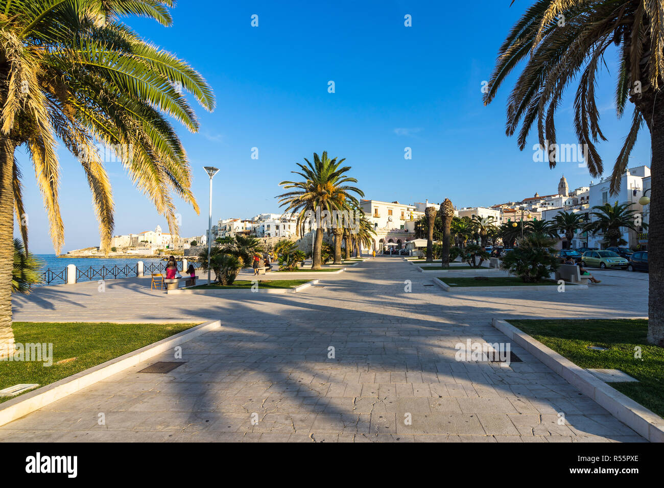Front de mer de Rimini, une ville balnéaire populaire pour les vacances d'été dans la péninsule du Gargano, Pouilles, Italie Banque D'Images