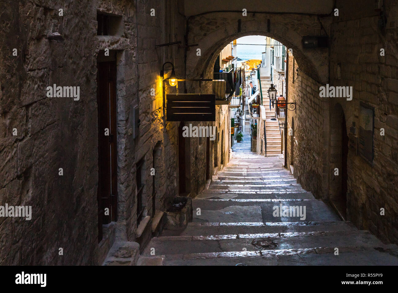 Dans une ruelle pittoresque de la vieille ville de Vieste, Pouilles, Italie Banque D'Images