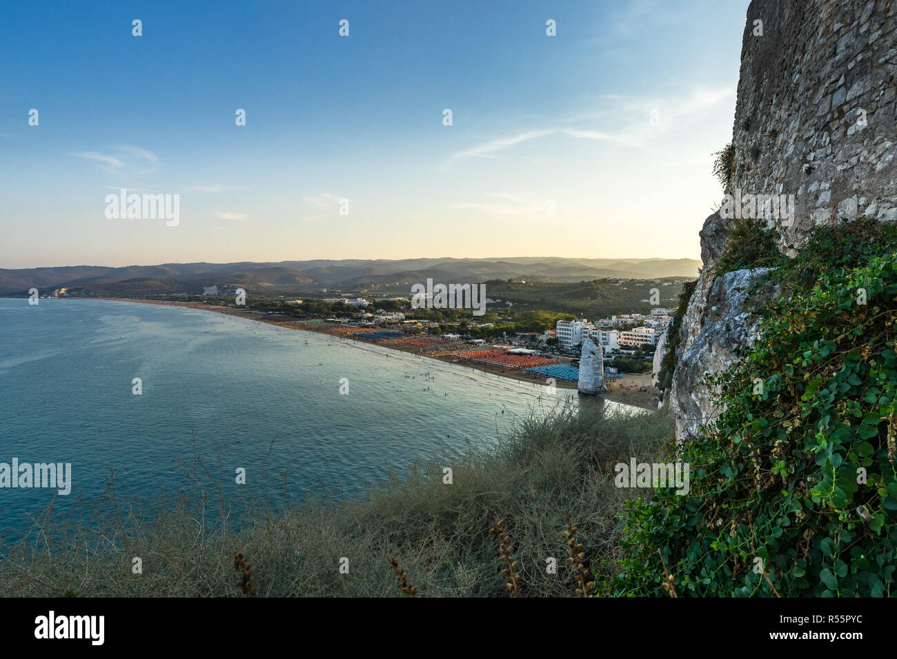 Vue panoramique de la plage de Vieste et de la célèbre Pizzomunno rock, Gargano, Pouilles, Italie Banque D'Images