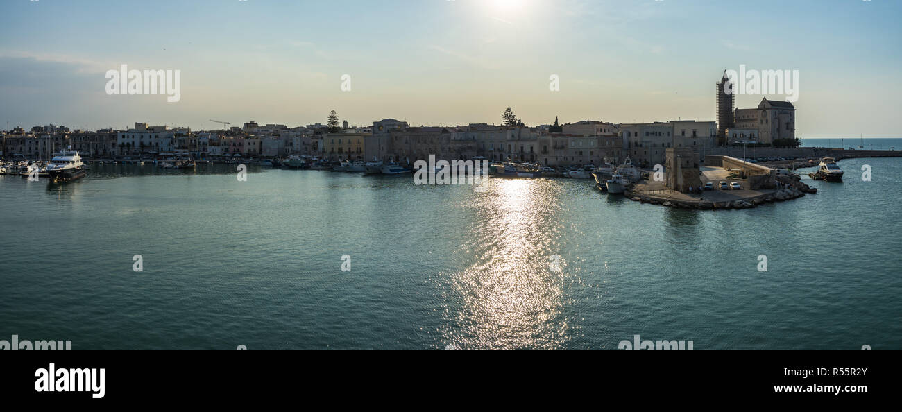 Seascape de Trani sunsent au port, avec la vieille ville et la cathédrale se consacrer à Saint Nicolas, Pouilles, Italie Banque D'Images