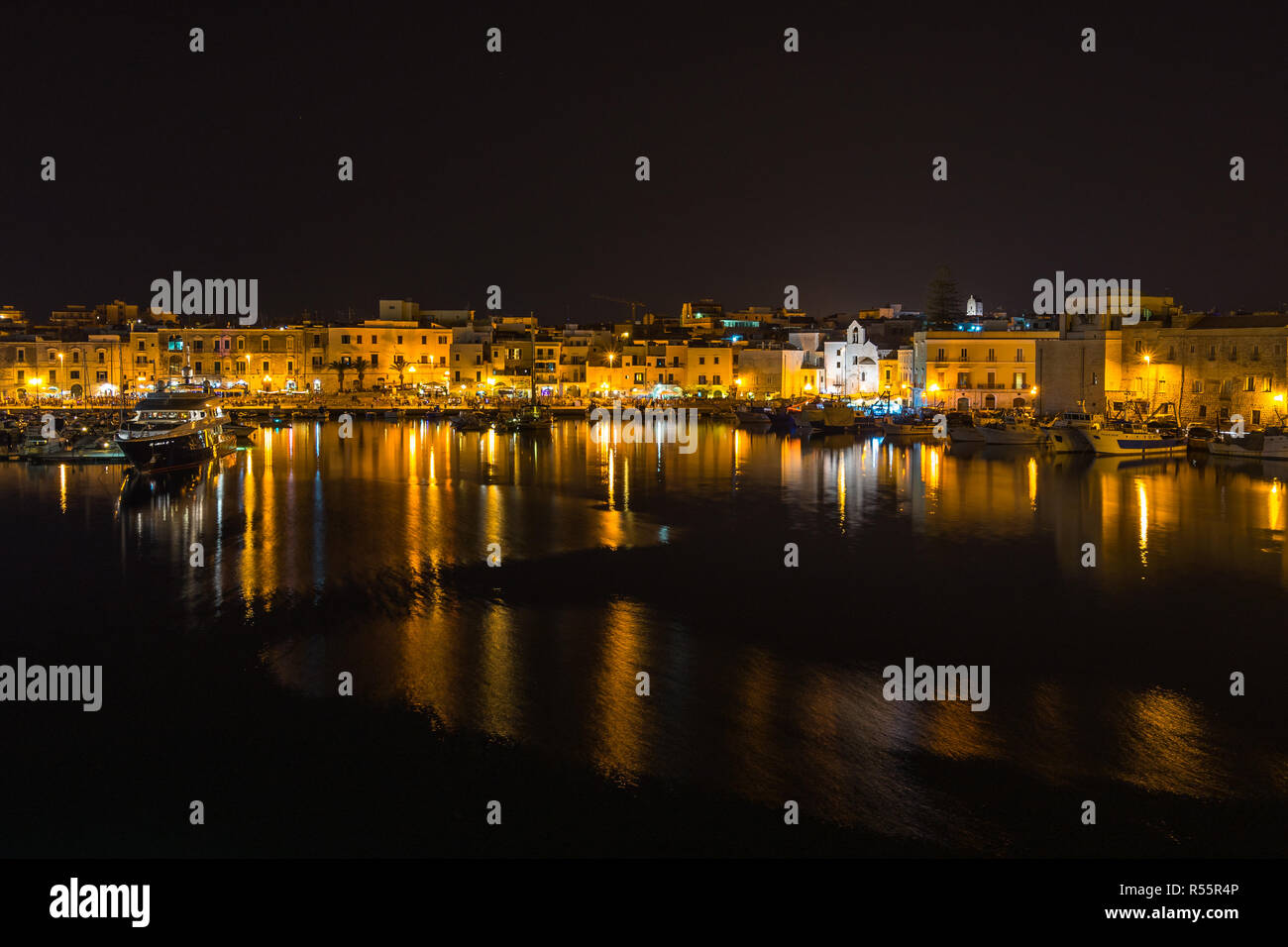 Vue de nuit bord de l'eau et le port de Trani, Pouilles, Italie Banque D'Images